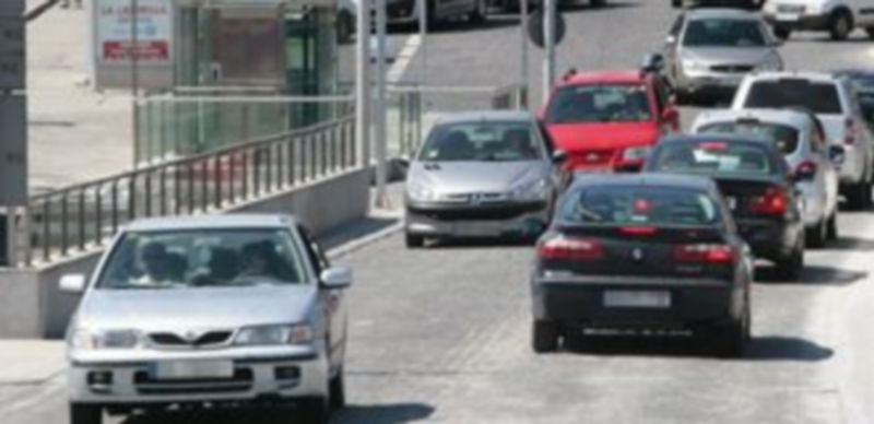 Imagen del tráfico de vehículos de motor en la avenida Padre Claret. / Lara Mazagatos