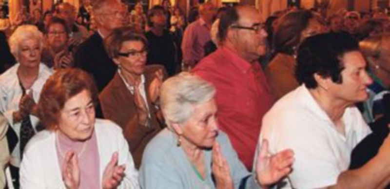 Un numeroso público aplaudió la llegada de la Virgen ala Plaza Mayor. / Lara Mazagatos