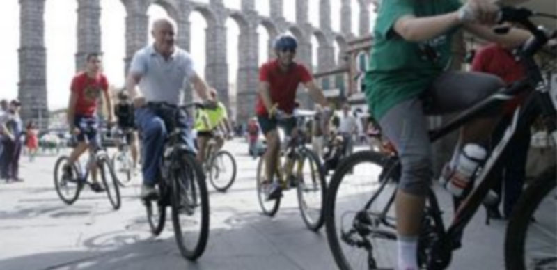 Los participantes del itinerario en bicicleta tomaron la salida en la Plaza del Azoguejo. / Lara Mazagatos