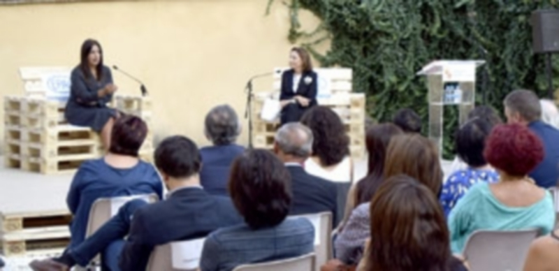 Dolores Redondo: “Hay que trabajar a pico y pala para escribir” 1 Dolores Redondo (izquierda) charla con Ana Gavín sobre su última obra ‘Todo esto te daré’. / MARTA HERRERO