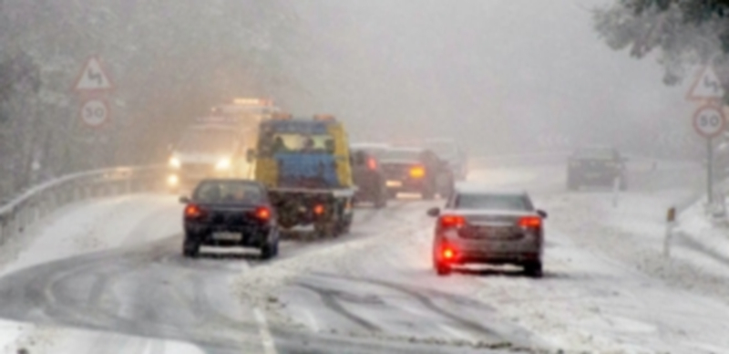 Imagen que presentaba ayer por la tarde la N-VI en la subida al puerto de Los Leones desde San Rafael. / Pedro  L. Merino