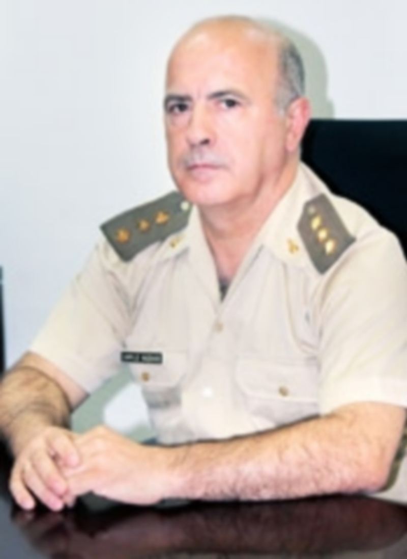 Camilo Vázquez posa en su despacho de la Subdelegación de Defensa.  / M.G.