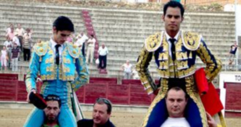 Luis Bolívar y Víctor Barrio salieron de la plaza en hombros tras cortar dos orejas cada uno. / Alberto Benavente