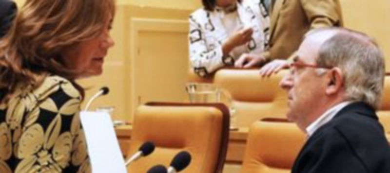 Escudero conversa con el concejal Javier Santamaría