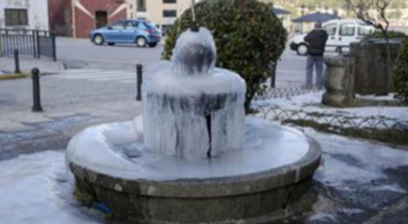 Una fuente completamente helada en El Espinar./ Pedro Merino.
