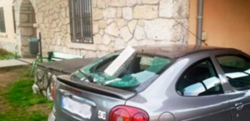 Más de 30 trabajadores sanitarios de la provincia han sufrido una agresión 1 Ataque contra el coche de un enfermero de Sacramenia. /EL ADELANTADO