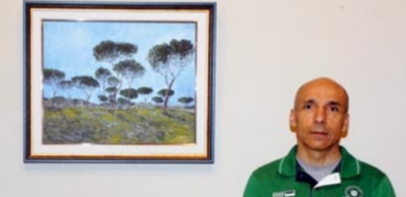 El autor que muestra esta semana su obra homenaje a Jaime Gil de Biedma en el zaguán de la Diputación. / E. A.