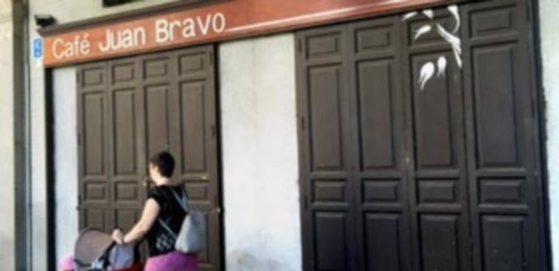 El Café Juan Bravo está situado en la Plaza Mayor de Segovia. / el adelantado