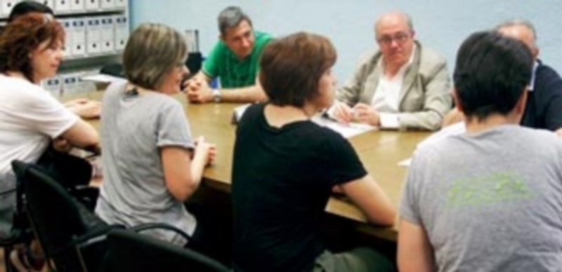 Los miembros de la Ampa escucharon las explicaciones de Reguera. / E. A.