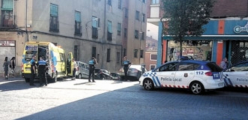 Hasta el lugar del suceso se desplazaron una ambulancia y tres coches de la Policía Local
