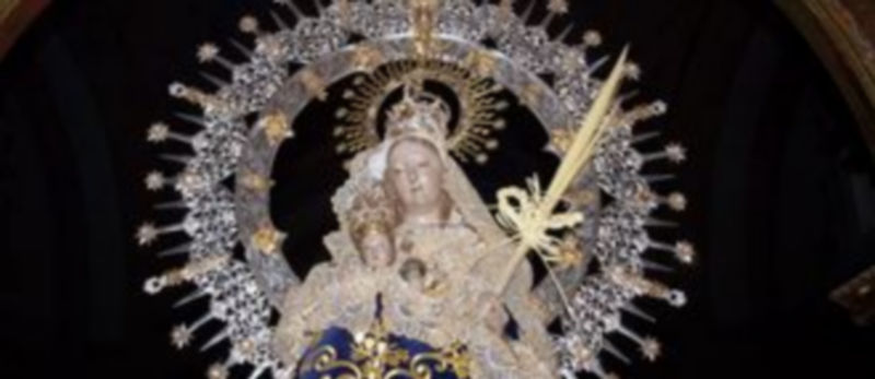 La Fuencisla lució durante toda la semana una pequeña palma en su mano. / EA.