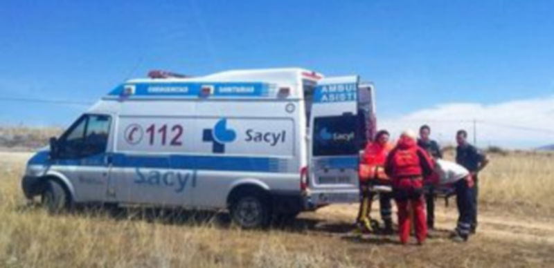 El equipo introduce en camilla a la ambulancia a la mujer herida. / Emergencias 112