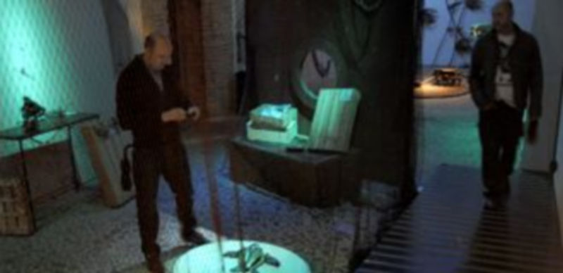 Raúl Martínez con su ballena beluga en La Alhóndiga. / Alberto Benavente