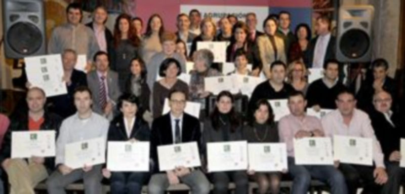 La ACS entregó 63 certificados de calidad y tres premios de escaparatismo 1 Fotografía de familia de los comerciantes que recibieron un certificado de calidad para sus establecimientos. / A. Benavente