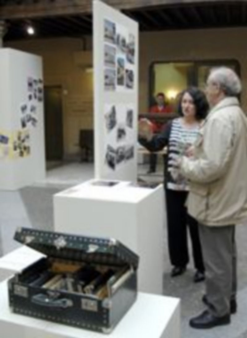 Dos personas contemplan parte de la muestra. / Alberto Benavente