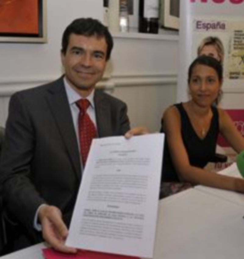 Andrés Herzog y Luciana Miguel muestran su petición al Juzgado. / J. Martín