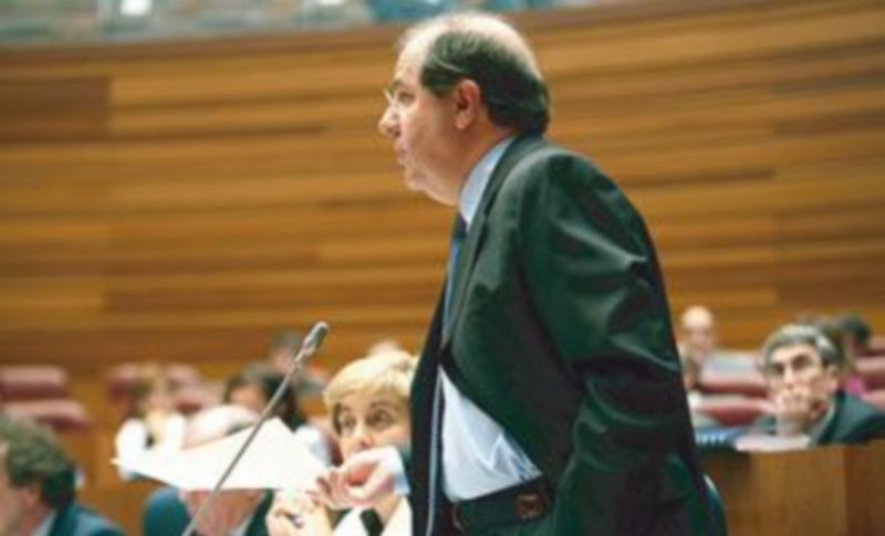 El presidente de la Junta de Castilla y León analizó el futuro de las cajas en el pleno de las Cortes regionales./ICAL