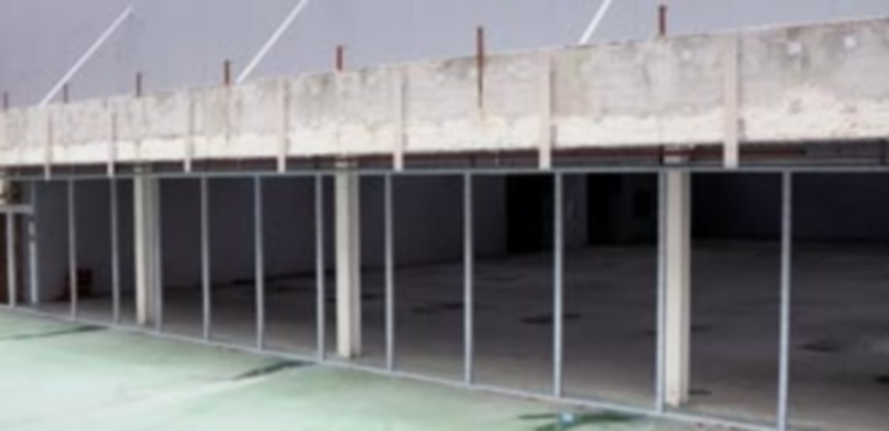 Imagen del pabellón que sigue sin ser terminado en el colegio El Peñascal./ Kamarero