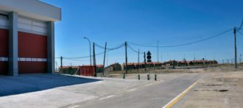 Una de las calles a urbanizar es la que discurre ante el nuevo parque de Bomberos. / Kamarero