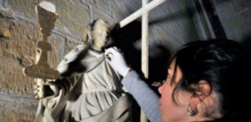 La Cofradía de la Fuencisla restaura el retablo de la patrona en la Catedral 1 Labores de restauración iniciadas esta semana por la empresa segoviana RestauroGrama Hispania. / Kamarero.