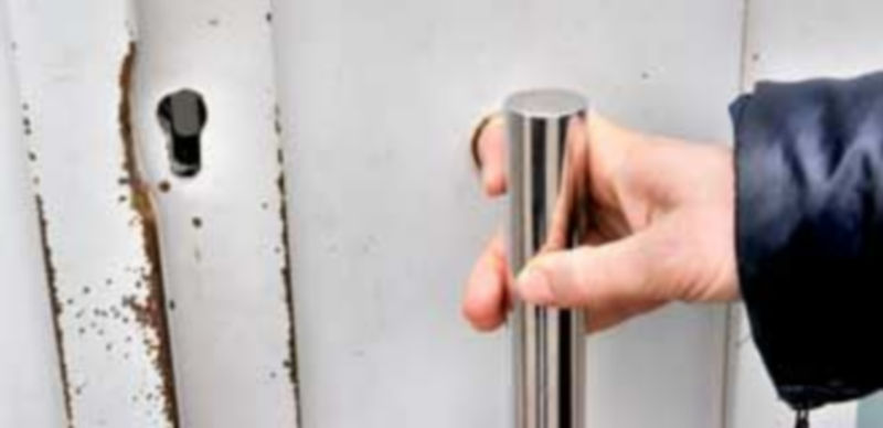 Imagen de una de las cerraduras que fueron forzadas para intentar acceder al interior. / Kamarero