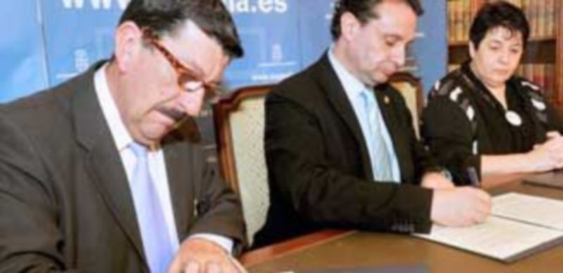 Herreras y Arahuetes firmaron ayer el convenio en presencia de la concejala de Cultura