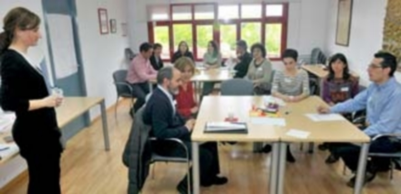 En el encuentro participaron representantes de empresas segovianas y personal de Cruz Roja. / KAMARERO