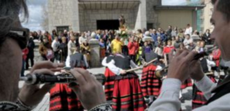 Los vecinos participaron masivamente en la tradicional procesión por las calles. / Alberto Benavente.