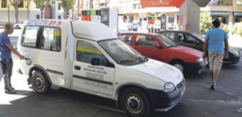 Las gasolineras vivieron la semana pasada un mayor trasiego de vehículos que en las anteriores. / Alberto Benavente