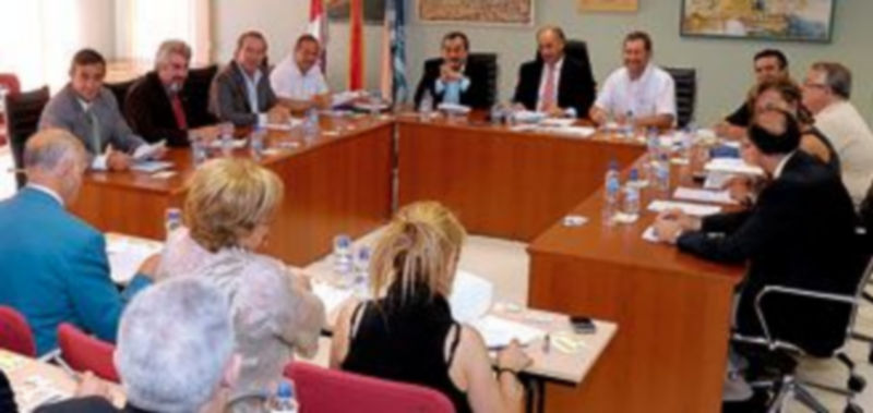 Un momento de la reunión celebrada ayer en el Ayuntamiento de Palazuelos de Eresma./ KAMARERO