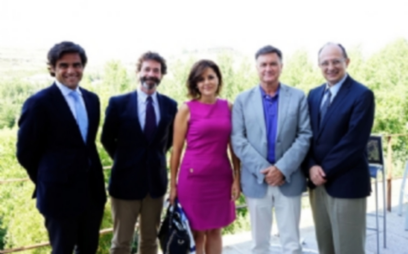 Francisco Vázquez visita el campus de IE University en un acto institucional 1 Francisco Vázquez y Sara Dueñas junto al rector