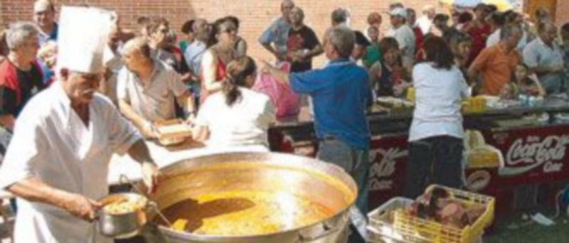 La Judionada congregó a sobre todo familias con ganas de pasar un día divertido en el patio de la iglesia. / Leandro Valdez