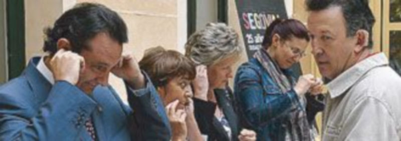 Alcalde y concejalas fueron invitados a ponerse tapones para entender a los discapacitados sordos. /  Juan Martín