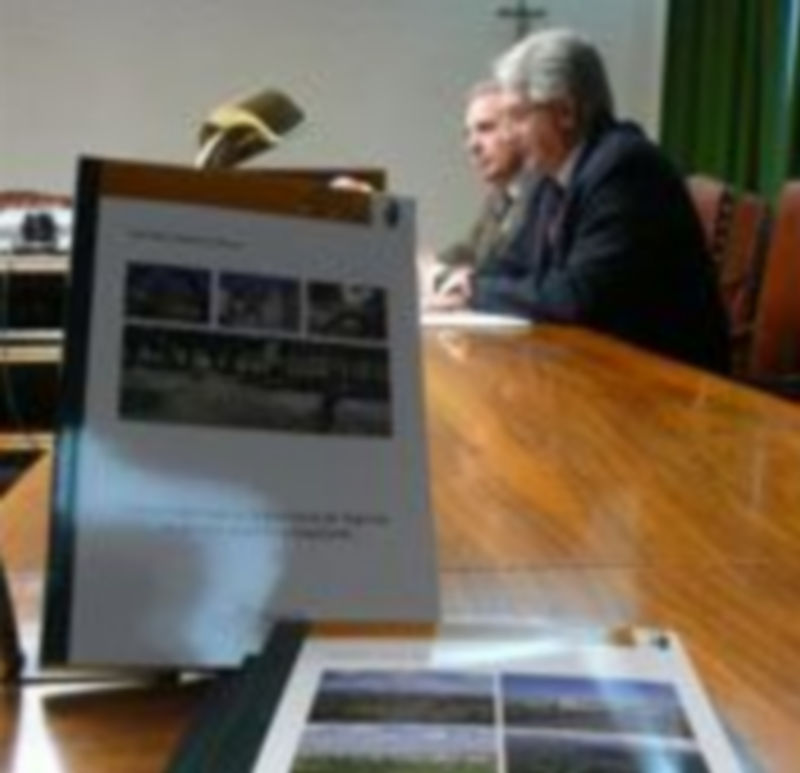 Rafael Encinas y Juan Carlos Dueñas presentaron los trabajos premiados./E.A.