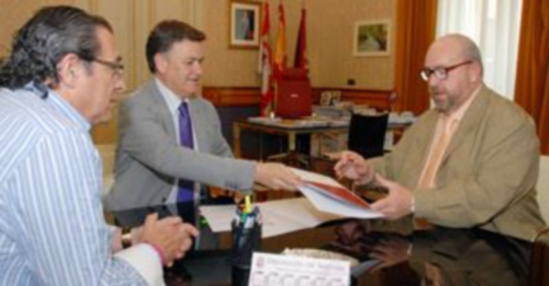 Un momento de la firma del convenio entre el presidente (centro) y Luis Alfredo Moreno. / El Adelantado