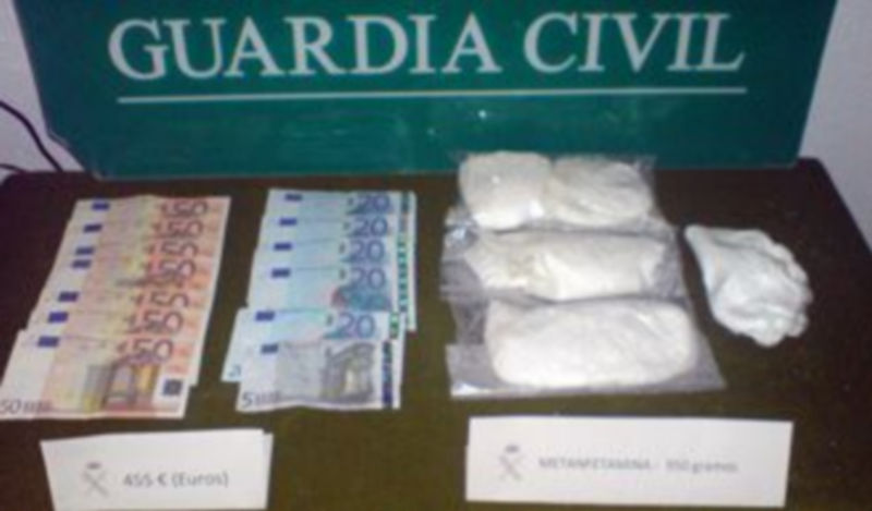 La droga y el dinero encontrados en el registro del vehículo. / El Adelantado