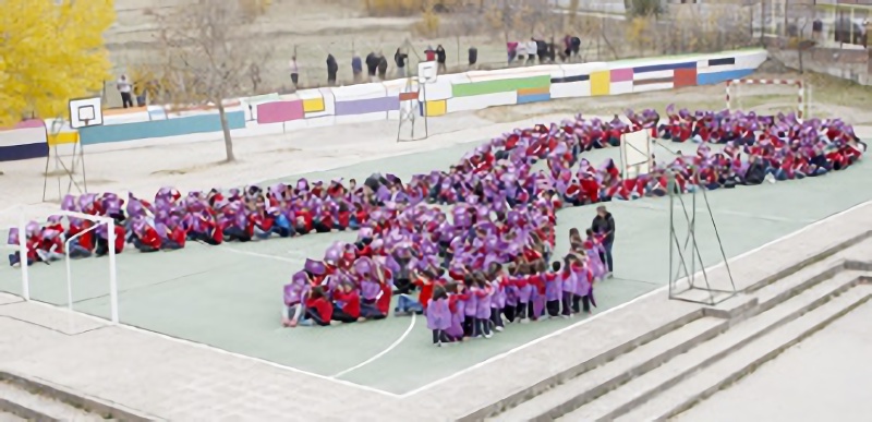 La cultura de la igualdad se cultiva en la escuela 1 Los escolares formaron un gran lazo morado. /NEREA LLORENTE