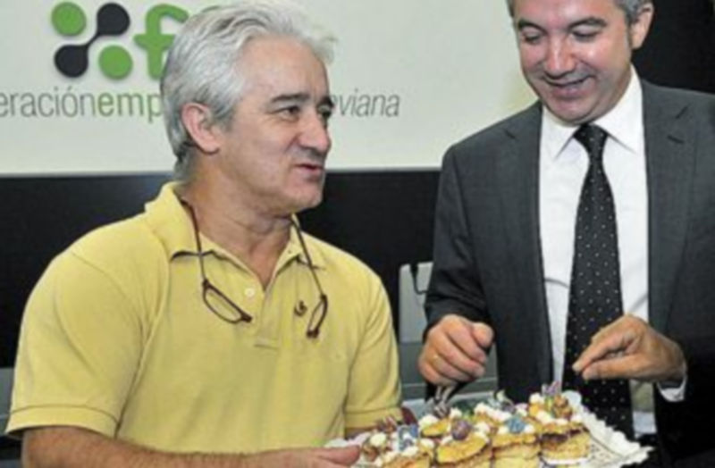 Jesús Manso muestra varios pasteles de San Frutos. / Kamarero