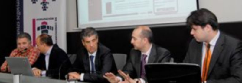 Representantes de la Agrupación de Comerciantes presentando el proyecto “De compras por Segovia” /ALBERTO BENAVENTE