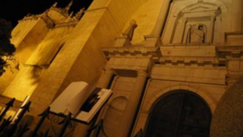 El libro volverá a ser instalado bajo la Puerta de San Frutos de la Catedral. / Kamarero