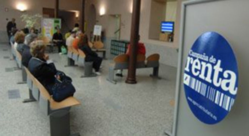 La Agencia Tributaria pone a disposición de los contribuyentes sus oficinas presenciales y servicios telefónicos. / A. Benavente