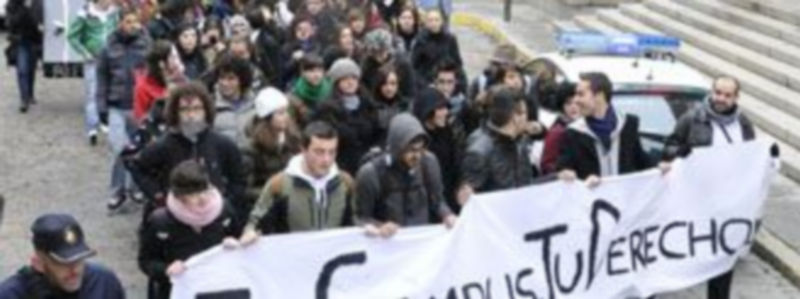 La manifestación convocó a cerca de 300 estudiantes./Juan Martín