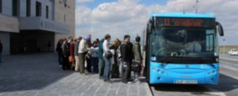 Un grupo de usuarios sube al autobús de la línea 11 que parte de la estación Segovia-Guiomar./Juan Martín