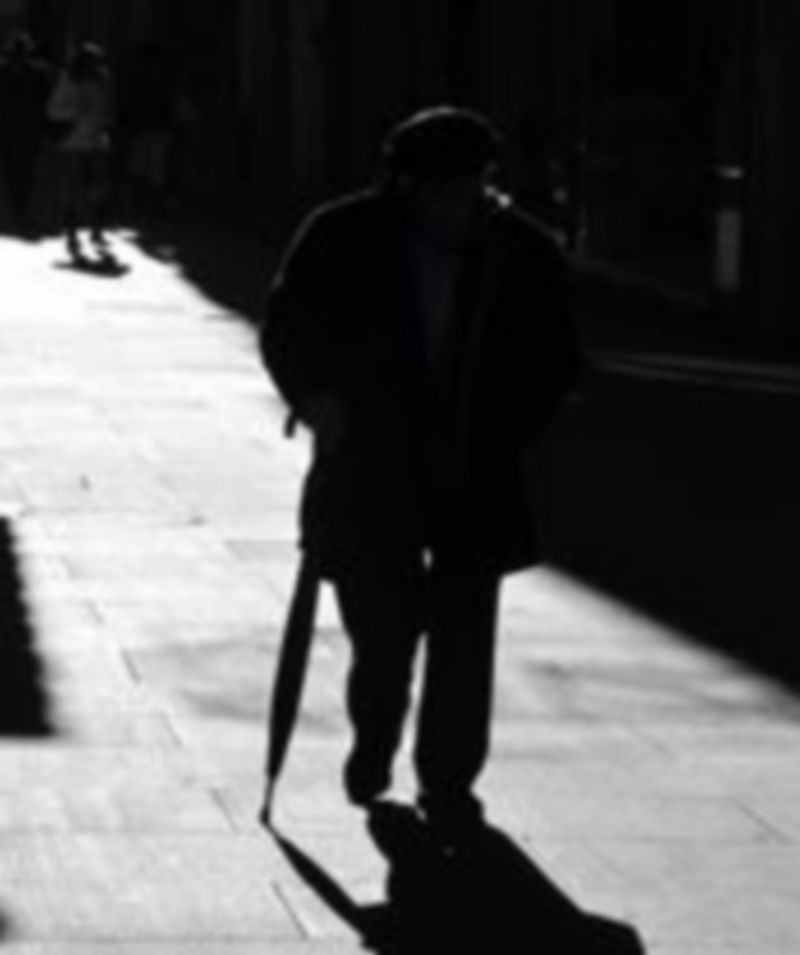 Un jubilado camina ayudándose de un paraguas por una calle de la capital segoviana. / Juan Martín