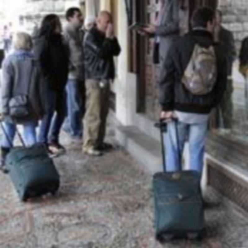 Un grupo de viajeros con equipaje