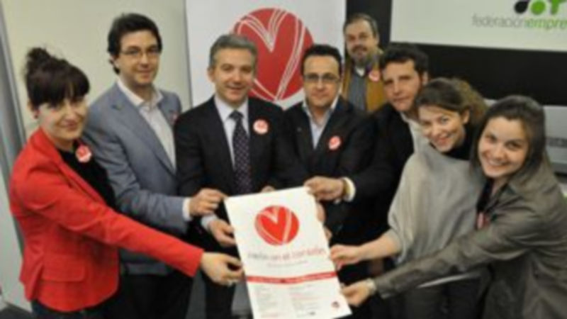 Los representantes de AJE y de FES