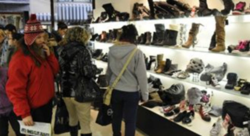 Imagen de archivo de una zapatería. El mes pasado subieron los precios de zapatos y vestidos. / Juan Martín.