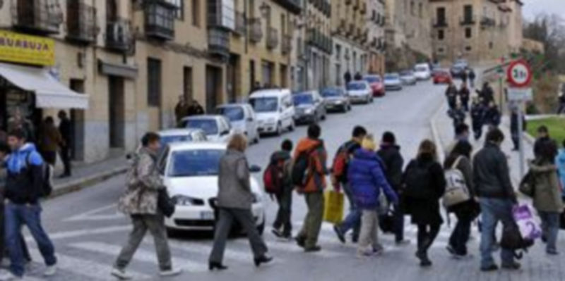 Tool Alfa entrega el estudio sobre peatonalización del casco que pidió IU 1 Imagen de la calle de San Juan. El casco antiguo contabiliza el paso de unos 12.000 vehículos al día./ Juan Martín.