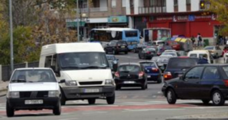 La avenida de Vía Roma es una de las vías con mayor contaminación acústica como consecuencia de su alta densidad de tráfico. / Juan Martín