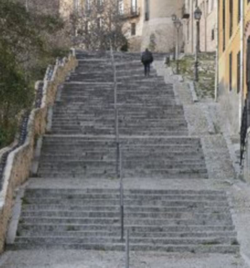 Urbanismo estudia cómo integrar una escalera mecánica para acceder al Salón. /J.M.